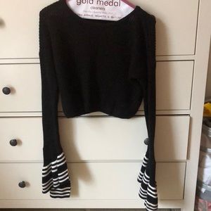 Cropped Sweater w/ bell sleeves - Essue Brand